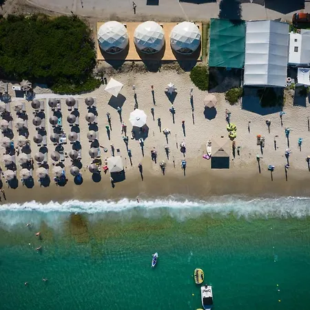 Igloo Beachfront *